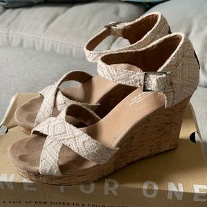 Tom’s strappy wedge, natural woven diamond, size 8